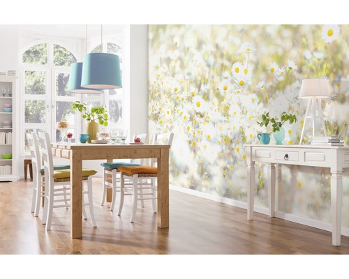 Salle à manger avec table à manger, chaises, papier peint photo floral et décorations