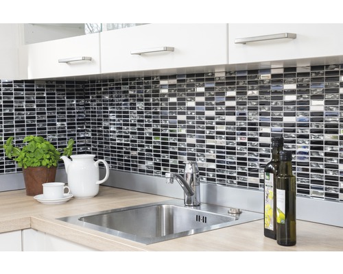 Scène de cuisine avec évier et carreaux de mosaïque