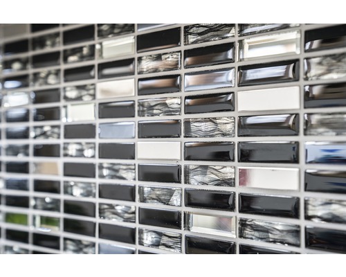 Carreaux de mosaïque avec des éléments rectangulaires noirs, blancs et à motifs