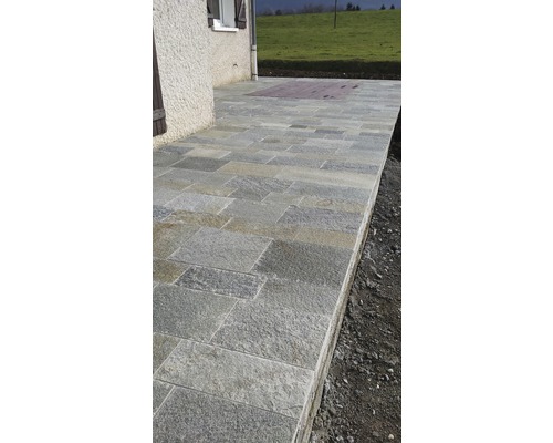 Terrasse avec dalles en pierre naturelle à la maison