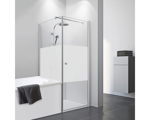 Salle de bain avec baignoire, paroi de douche et lavabo