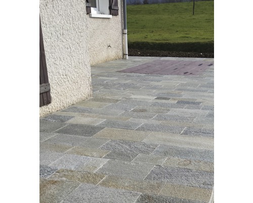 Terrasse avec dalles en pierre naturelle grises devant la maison