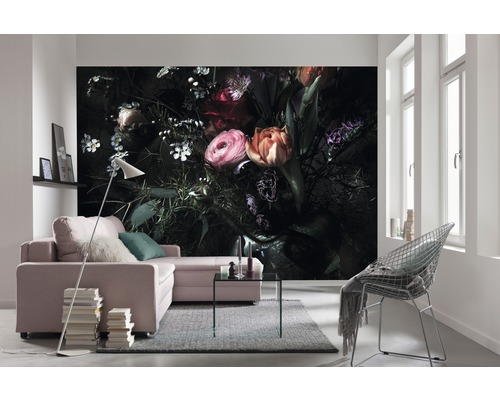 Wohnzimmer mit Sofa, Tisch und Fototapete mit Blumenmotiv