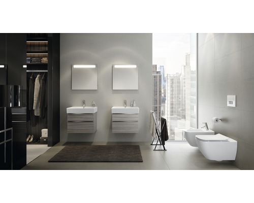 Salle de bains moderne avec double vasque, miroirs, toilettes et bidet devant une fenêtre donnant sur une ville