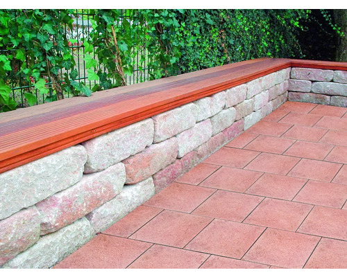 Gartenmauer aus Stein mit Holzabdeckung und Pflastersteinen