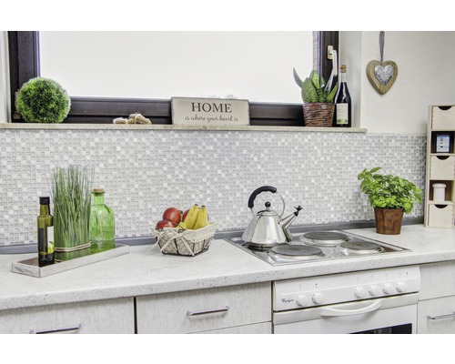 Scène de cuisine avec des carreaux de mosaïque, des décorations, des fruits et une cuisinière