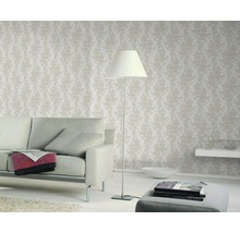 Salon avec papier peint à motifs, lampadaire et canapé