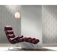 Intérieur avec papier peint à motifs, lampadaire de lecture et chaise longue