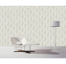 Scène avec papier peint ornemental, fauteuil et lampadaire pour l''aménagement intérieur.