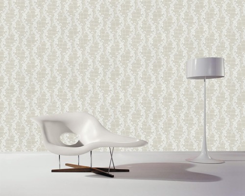 Scène avec papier peint ornemental, fauteuil et lampadaire pour l''aménagement intérieur.