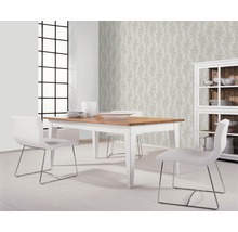 Salle à manger avec table, chaises, vitrine et papier peint à motifs