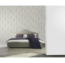 Chambre à coucher avec papier peint à motifs et lit