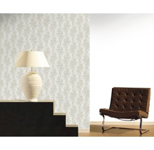 Scène avec papier peint à motifs, lampe de table et fauteuil