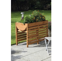 Jardinière surélevée en bois avec plantation dans le jardin.