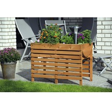 Jardinière en bois avec des fleurs et des lampes solaires sur une terrasse