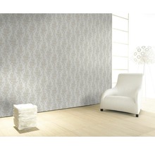 Intérieur avec papier peint à motifs, fauteuil et décoration