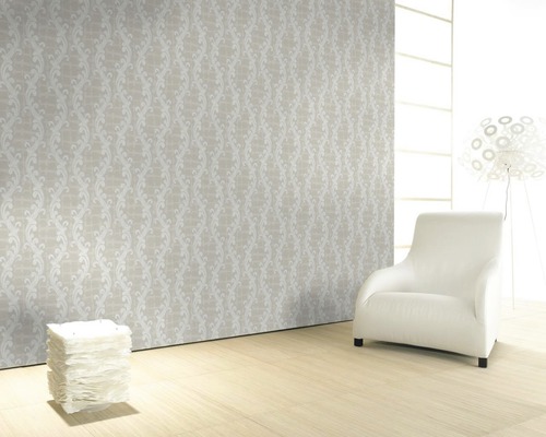 Intérieur avec papier peint à motifs, fauteuil et décoration