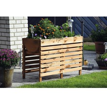 Jardinière en bois avec des plantes dans le jardin