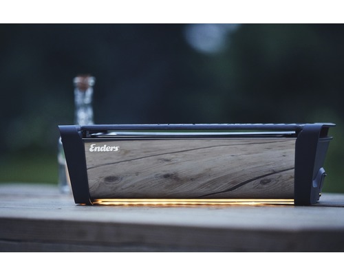 Barbecue au charbon de bois Enders sur une table