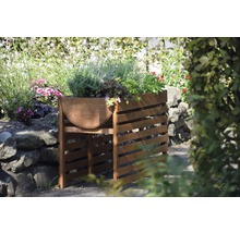 Jardinière surélevée en bois avec des plantes dans le jardin