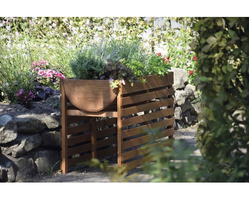 Jardinière surélevée en bois avec des plantes dans le jardin