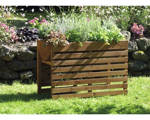 Jardinière en bois avec diverses herbes et plantes dans le jardin.