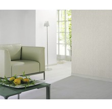 Salon lumineux avec fauteuil, lampadaire et papier peint à motifs