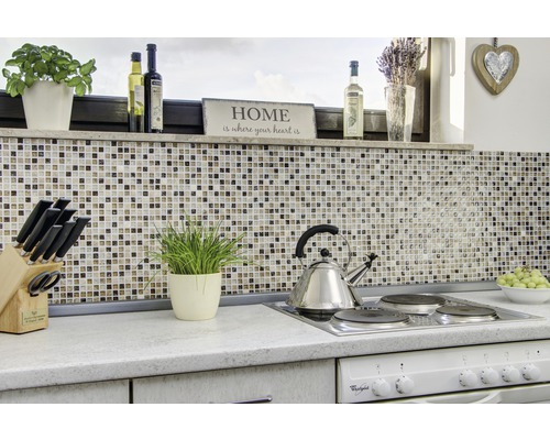 Scène de cuisine avec des carreaux de mosaïque, plaque de cuisson et ustensiles de cuisine