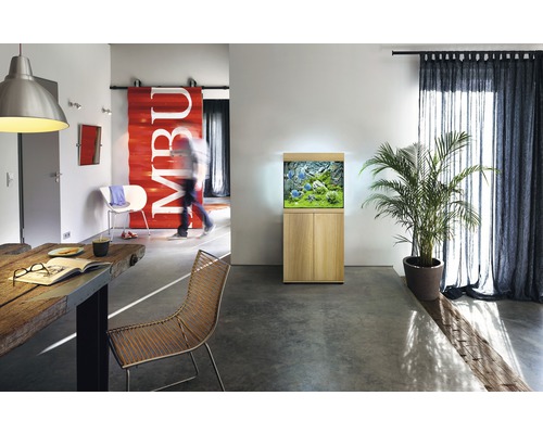 Wohnzimmer mit Aquarium auf Unterschrank, Esstisch und Stühlen