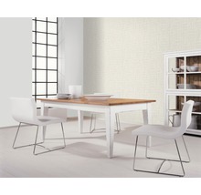 Salle à manger avec table, chaises et armoire