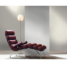 Scène avec fauteuil lounge, lampadaire et décoration murale