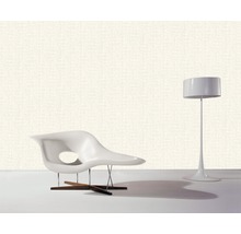 Intérieur avec fauteuil design, lampadaire et papier peint à motifs