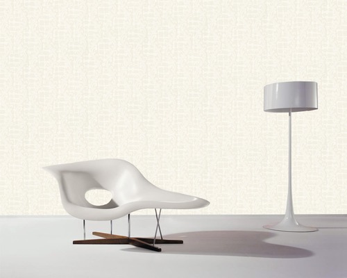 Intérieur avec fauteuil design, lampadaire et papier peint à motifs