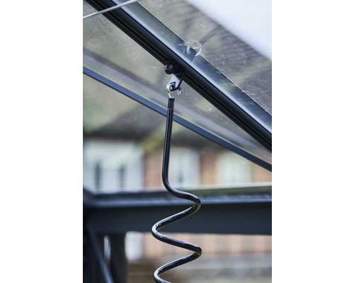 Detailansicht eines automatischen Fensteröffners für ein Gewächshaus