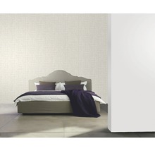 Chambre avec papier peint à motifs et lit