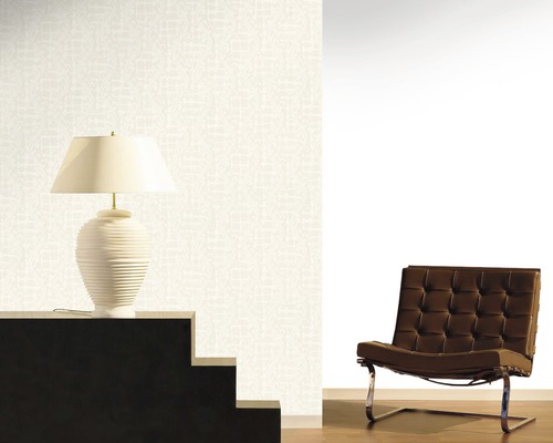 Papier peint clair avec motif, lampe sur escalier et fauteuil dans la pièce