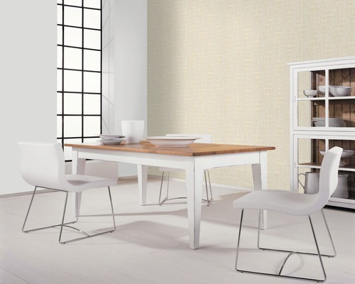 Salle à manger avec table à manger, chaises et vaisselier