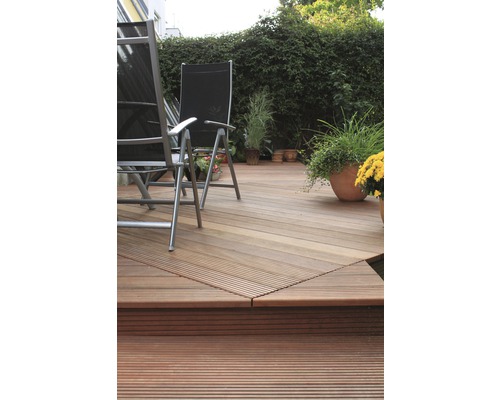 Terrasse mit Holzdeck, Gartenmöbeln und Bepflanzung