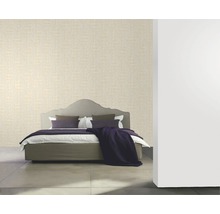 Chambre avec papier peint à motifs beiges et lit