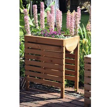 Jardinière en bois avec des fleurs dans le jardin