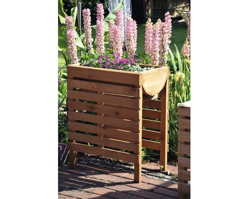 Jardinière en bois avec des fleurs dans le jardin