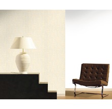 Scène d''intérieur avec papier peint à motifs, lampe et fauteuil