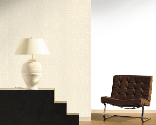 Scène d''intérieur avec papier peint à motifs, lampe et fauteuil