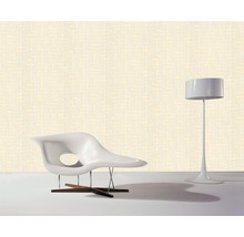 Scène avec papier peint à motifs, chaise design et lampadaire.