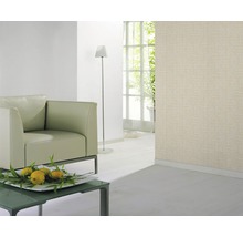 Salon avec fauteuil, lampadaire et papier peint à motifs