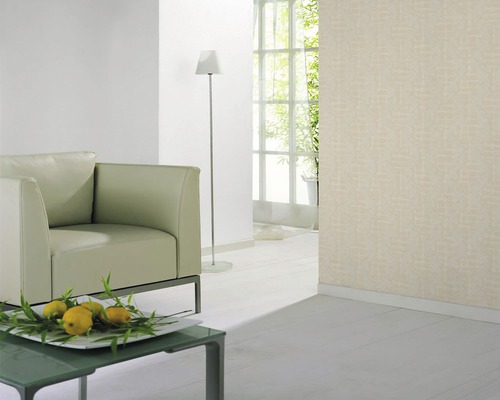 Salon avec fauteuil, lampadaire et papier peint à motifs