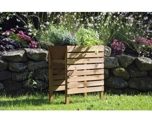 Jardinière en bois avec herbes aromatiques dans le jardin