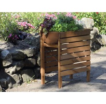 Jardinière sur pieds en bois avec plantes sur un chemin de jardin