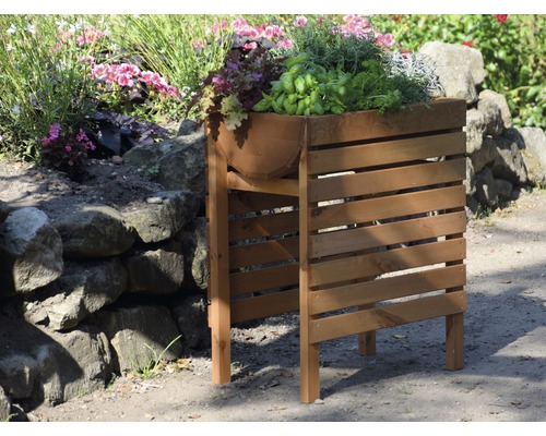 Jardinière sur pieds en bois avec plantes sur un chemin de jardin