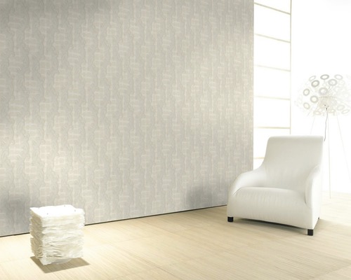 Pièce lumineuse avec papier peint à motifs, fauteuil et éclairage décoratif pour une ambiance moderne.